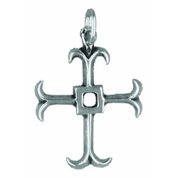 Croix Pattée, Carré Percé Au Centre