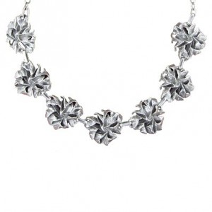 collier Toulhoat en argent représentant des roses d'inspiration celtique.